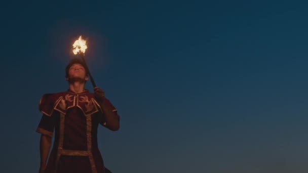 Средний Снимок Мужчины Циркача Факелом Выдувающего Огонь Изо Рта Снимающегося — стоковое видео