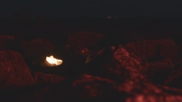 Ninguna Gente Disparó Fuego Tazón Hierro Piedras Playa Por Noche — Vídeos de Stock