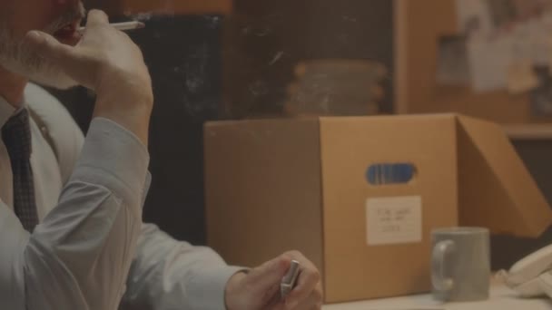 Ernstig Volwassen Grijs Harig Blank Mannelijk Detective Agent Roken Sigaret — Stockvideo