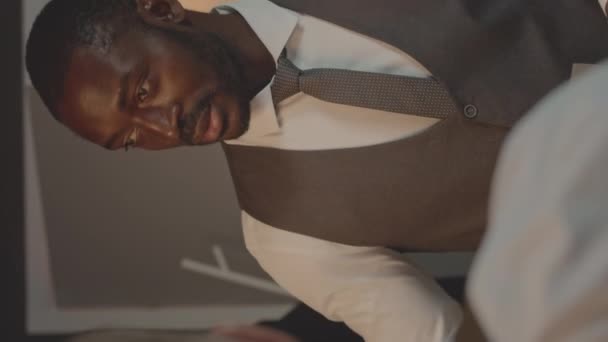 Vertikalt Medium Skott Afroamerikanska Manliga Fbi Agent Talar Till Kollega — Stockvideo