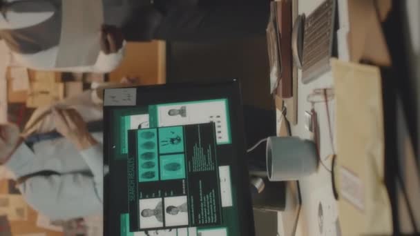 사무실에서 데스크톱 컴퓨터에 손끝으로 아프리카계 미국인 프로필의 배경에서 보드에 에이전트 — 비디오