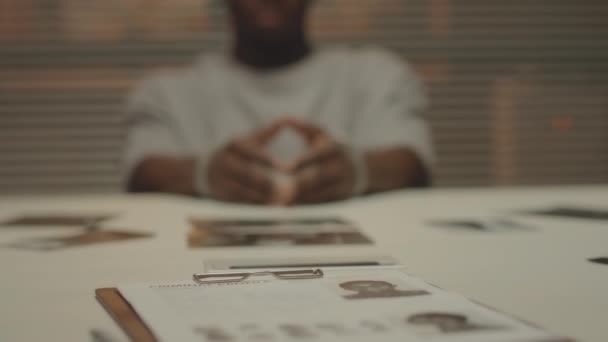 어두운 심문실에서 테이블에 수갑에 인식할 아프리카계 미국인 용의자의 샷에서 — 비디오