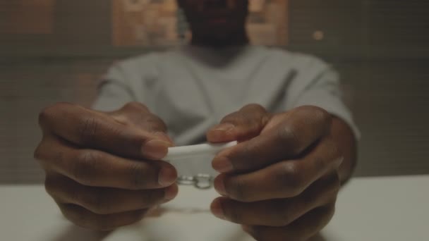 Nahaufnahme Eines Afroamerikanischen Straftäters Handschellen Der Zigarette Der Hand Hält — Stockvideo
