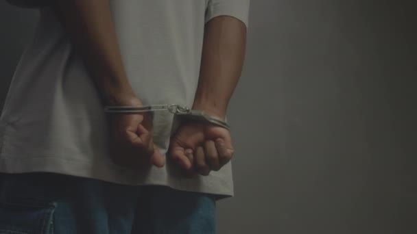Karanlık Odada Elleri Kelepçeli Bir Şekilde Tutuklanan Siyahi Adamın Orta — Stok video
