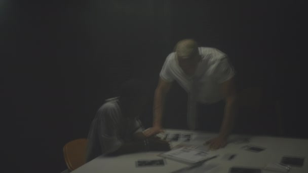Interrogation Room Window Mature Fbi Agent Interviewing Black Suspect Man — Stock Video