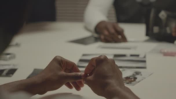 Фото Афроамериканского Преступника Наручниках Дёргающего Пальцами Время Допроса Тёмной Комнате — стоковое видео