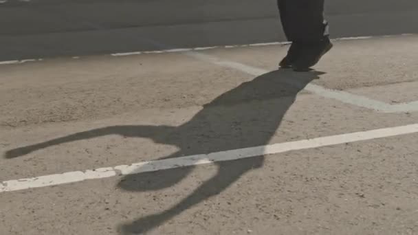 夏に屋外で運動しながらアスファルト舗装にジャンプする認識できない男の低いセクション — ストック動画