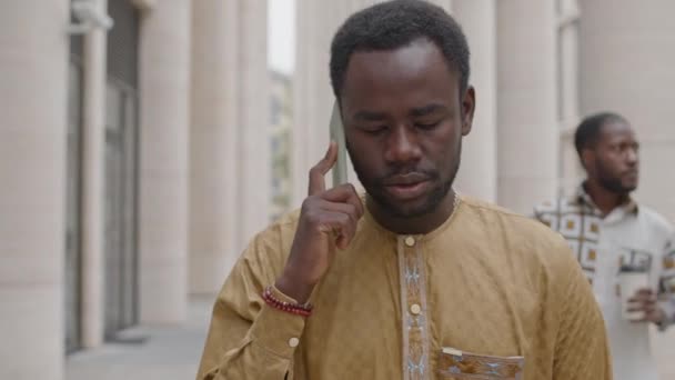 Стривайте Молодий Афроамериканський Чоловік Розмовляє Смартфону Під Час Прогулянки Відкритому — стокове відео