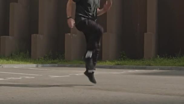 决心坚定的白人青年男子高举着高速度跑动 白天在街上训练 — 图库视频影像