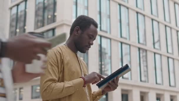 Medelhög Bild Fokuserad Ung Afroamerikansk Man Med Hjälp Surfplatta När — Stockvideo