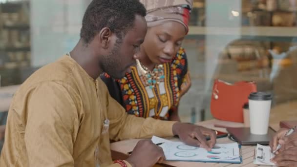 Pas Skupiny Mladých Tvůrčích Afroameričtí Spolupracovníci Diskutovat Dokumentech Brainstorming Mít — Stock video