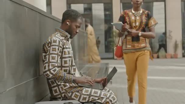 Vista Lateral Plano Medio Joven Negro Hombre Usando Ordenador Portátil — Vídeos de Stock