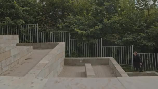 Szerokie Ujęcie Wykwalifikowanego Parkoura Skaczącego Nad Budynkiem Freerunningującego Samotnie Środowisku — Wideo stockowe