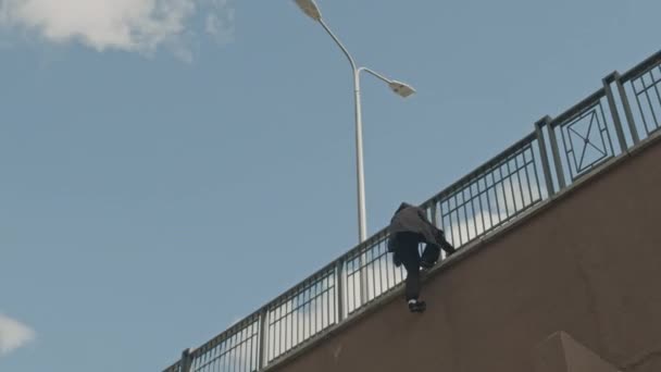 Široký Záběr Zpět Pohled Agilní Chlap Černém Oblečení Lezení Zdi — Stock video