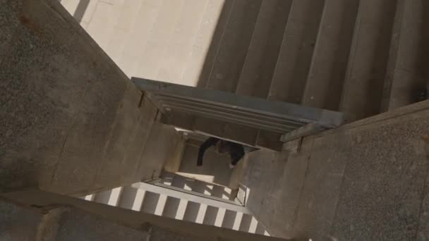 从上面拍摄的年轻技术人员跳上混凝土建筑工地 — 图库视频影像
