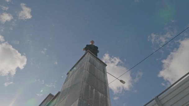 Широкоугольный Снимок Паркотуриста Стоящего Высокой Колонне Открытым Небом Смотрящего Город — стоковое видео