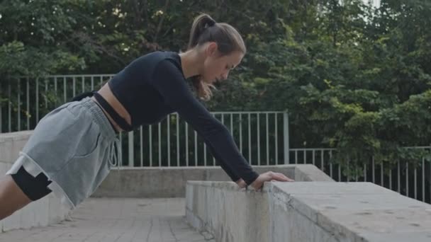 白种人年轻健康女子白天在户外做伸展运动的全身照 — 图库视频影像