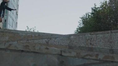 Spor yapan beyaz bir kadının ön perende çalışmasını tüm vücuduyla çekeceğiz.