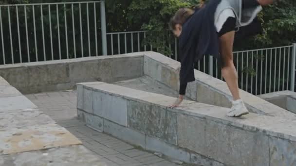 Вид Ззаду Акробатичну Дівчину Паркурку Яка Робить Передню Підв Язку — стокове відео