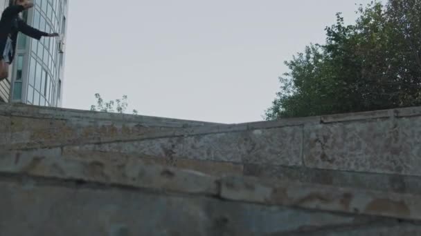 Полный Снимок Спортивной Молодой Кавказки Практикующей Переднюю Руку Открытом Воздухе — стоковое видео