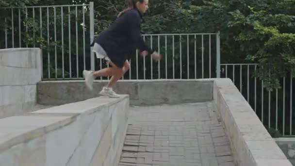 Полный Снимок Смелой Активной Молодой Женщины Занимающейся Паркуром Открытом Воздухе — стоковое видео