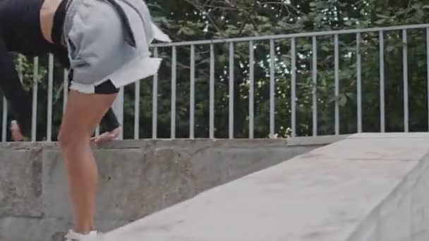 Biała Parkour Dziewczyna Odzieży Sportowej Robi Salto Podczas Ćwiczeń Świeżym — Wideo stockowe