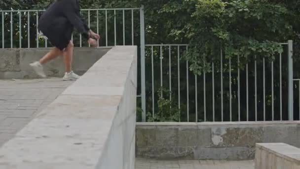 Jovem Determinado Jovem Caucasiano Feminino Parkourist Fazendo Somersault Enquanto Pratica — Vídeo de Stock