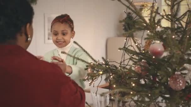 Media Toma Niña Afroamericana Feliz Con Madre Decorando Árbol Navidad — Vídeo de stock