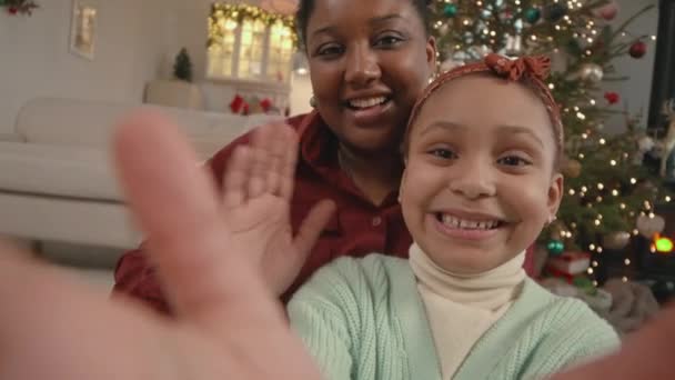 Handheld Pov Von Fröhlichen Afroamerikanischen Mädchen Mit Mama Aufnahme Weihnachten — Stockvideo