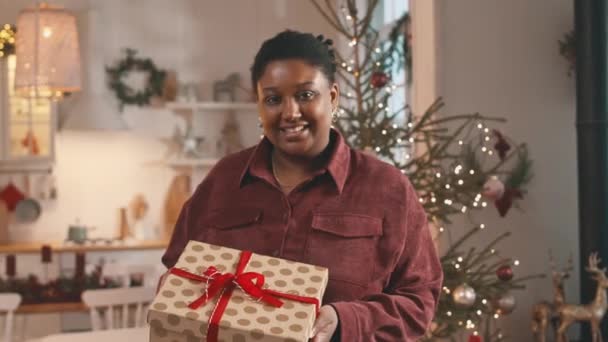 Средний Портрет Молодой Чернокожей Женщины Завернутой Рождественский Подарок Коробкой Улыбающейся — стоковое видео