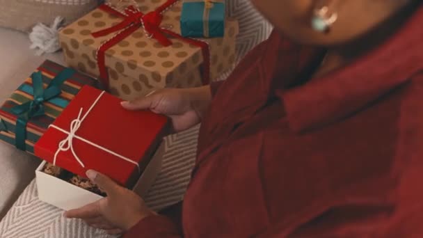 Kırmızı Kadife Gömlekli Kıvrımlı Genç Bir Kadının Noel Hediyesi Kutusunu — Stok video