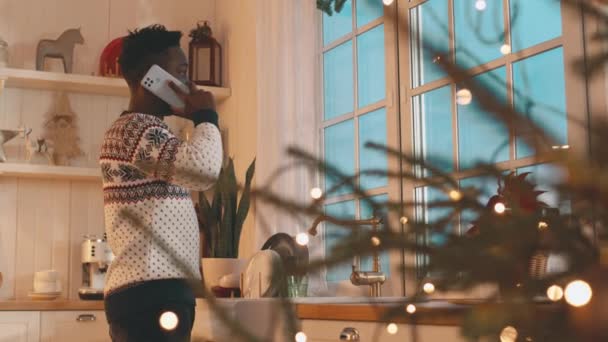 Foto Mediana Joven Afroamericano Con Suéter Blanco Navidad Hablando Smartphone — Vídeo de stock