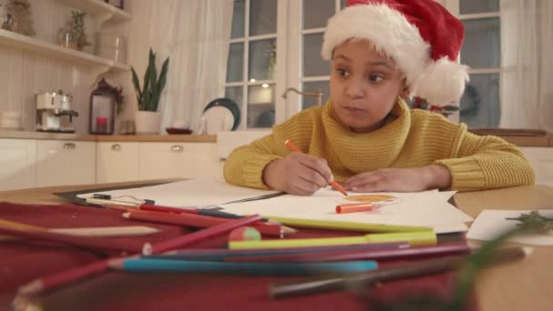 圣诞假期坐在厨房桌子边画画的漂亮的6岁非洲裔美国女孩的照片 — 图库视频影像