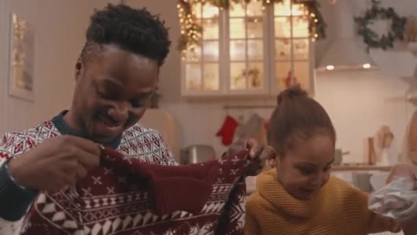 Стріляйте Веселою Афроамериканською Сім Річною Дочкою Яка Розпаковує Різдвяні Подарунки — стокове відео