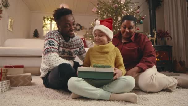 Stab Знімок Красивої Афроамериканської Маленької Дівчинки Відкриваючи Коробку Різдвяним Подарунком — стокове відео