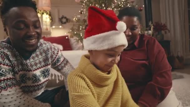 Colpo Palmare Anni Afro Americano Ragazza Disimballaggio Regali Natale Ottenuto — Video Stock