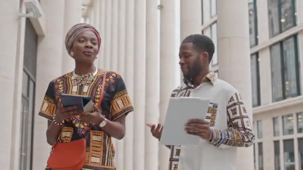 Sledovat Střední Záběr Mladé Atraktivní Afroameričanky Sobě Tradiční Oblečení Turban — Stock video