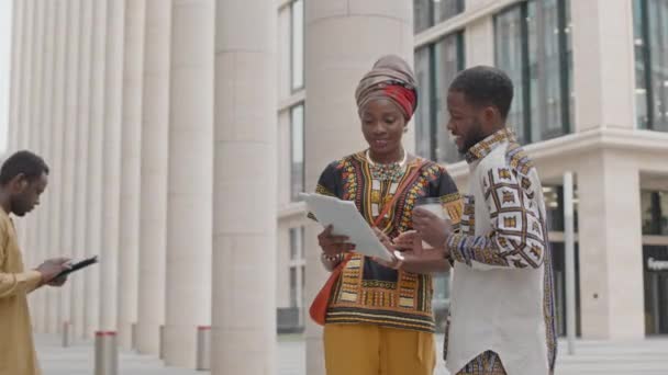 Plan Moyen Couple Afro Américain Moderne Collègues Tenues Traditionnelles Discutant — Video