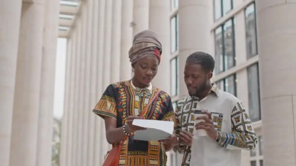 Suivre Plan Moyen Jeune Couple Affaires Afro Américain Dans Des — Video