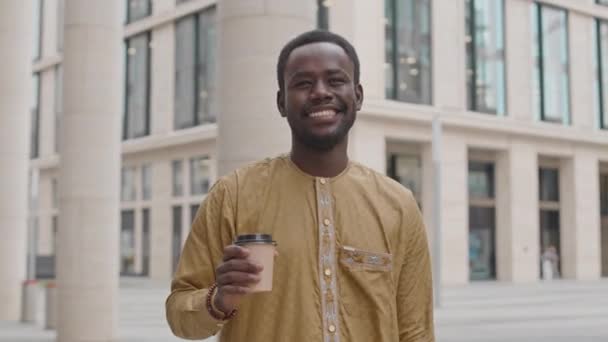 Medelstort Porträtt Glada Unga Afroamerikanska Mannen Poserar För Kamera Med — Stockvideo
