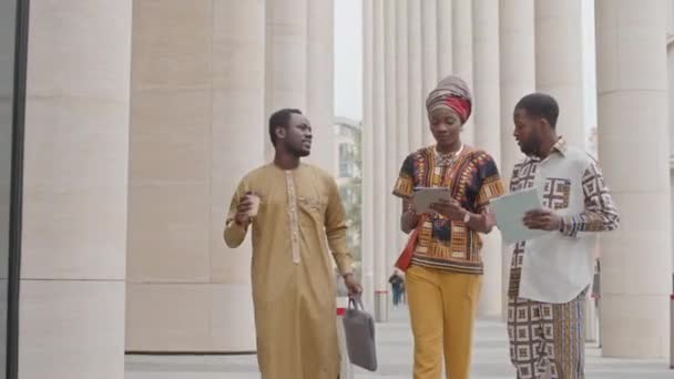 Afro Amerikalı Erkek Bir Kadının Geleneksel Afro Amerikan Kıyafetlerini Giyip — Stok video