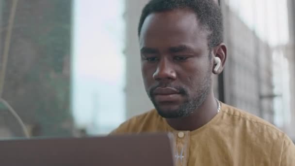Грудь Сфокусированного Молодого Чернокожего Человека Ноутбуком Время Работы Фрилансе Кафе — стоковое видео