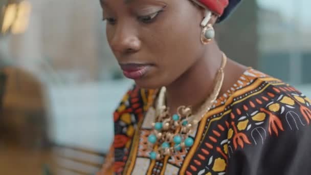 Közepes Közelkép Fókuszált Fiatal Afro Amerikai Használja Laptop Miközben Dolgozik — Stock videók