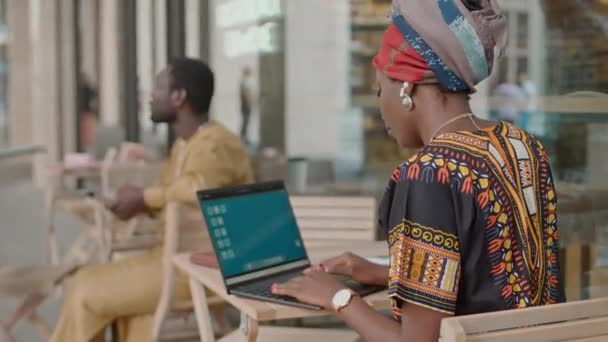 Widok Tyłu Młoda Afroamerykanka Stylowym Tradycyjnym Stroju Turban Pracy Laptopie — Wideo stockowe