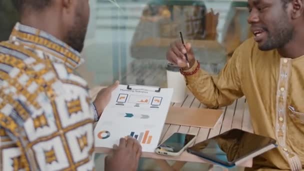 Pas Dva Mladí Tvůrčí Afroameričtí Marketingoví Specialisté Sedí Kavárny Stolu — Stock video