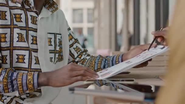 Снимок Двух Афроамериканских Коллег Мужчин Обсуждающих Деловые Документы Время Встречи — стоковое видео