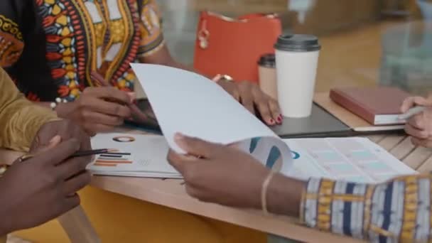 Oříznuté Záběry Afroamerických Kolegů Diskutujících Papírové Dokumenty Během Brainstorming Setkání — Stock video