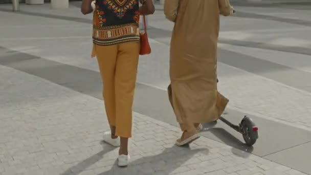 Bagsidevisning Vippe Skudt Afrikansk Amerikansk Par Kolleger Traditionelle Gule Outfits – Stock-video