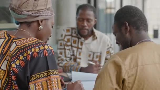 Три Молодых Афроамериканских Бизнес Партнера Стильных Традиционных Нарядах Которые Встречаются — стоковое видео
