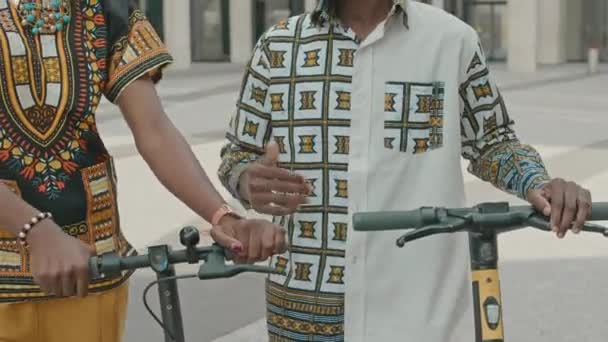 Schnappschuss Von Jungen Afroamerikanern Die Sich Beim Spaziergang Mit Scootern — Stockvideo